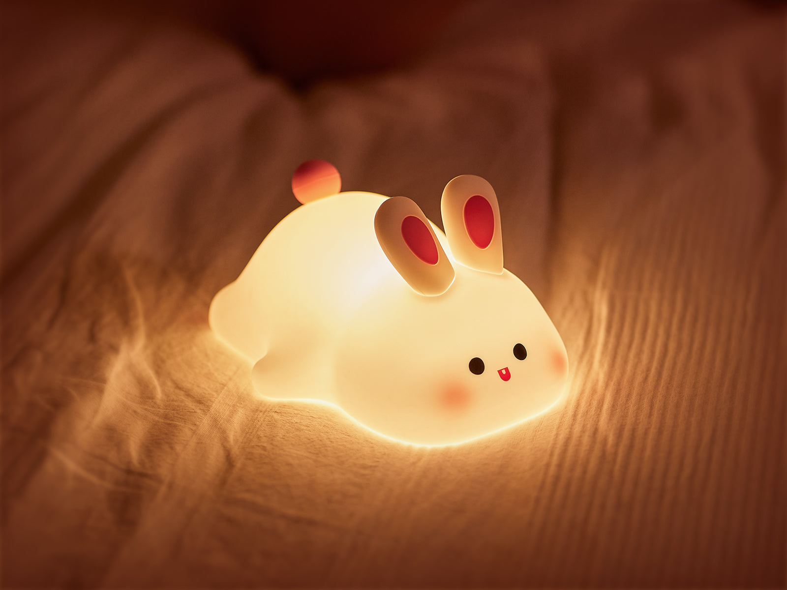 Lampă de veghe iepure din silicon moale, aprinsă seara cu lumină caldă și blândă