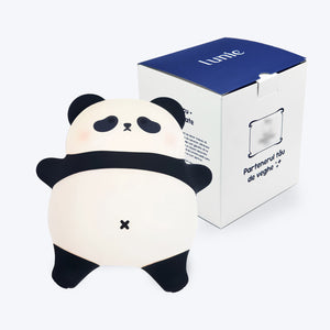Lampă de veghe panda Obi aprinsă, cu lumină caldă pentru camera copilului.
